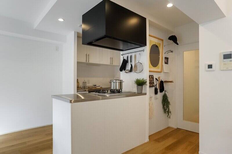 白を基調としたキッチンスペース。モダンな空間との調和を考えられたデザインになっています。