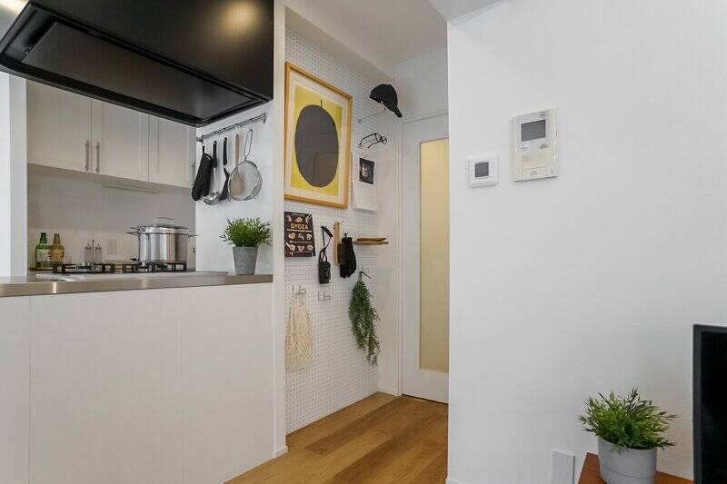 LDKのドア付近には有孔ボードがあります。普段使いする物はここに掛けて収納するのもよさそう。