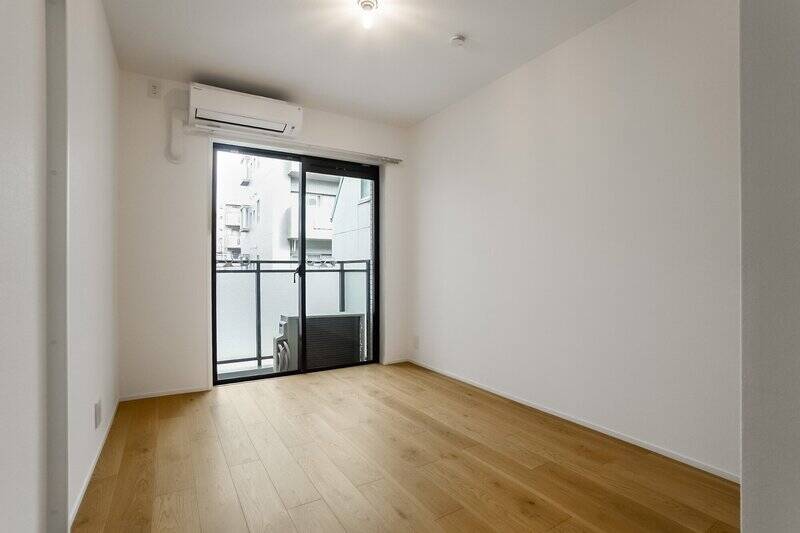 北向きに小さなバルコニーが付いている洋室。先ほどの洋室よりも広いので、ベッドルームはこちらがよさそう。