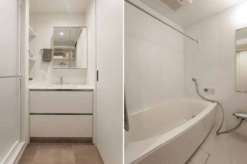 <b>左・</b>側面に可動棚、台下に引き出し収納が付いた洗面台。反対側には洗濯機置き場があります。/<b>右・</b>1416サイズのシンプルなユニットバス。浴室乾燥機付きです。