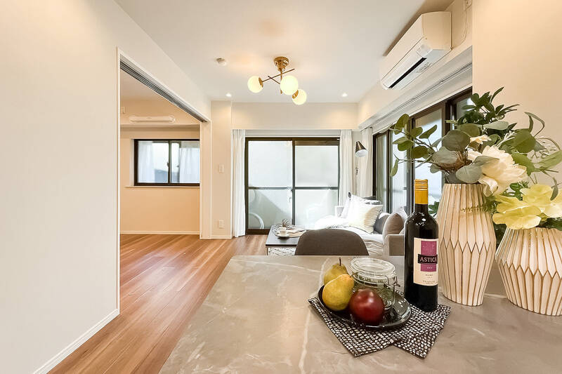 LDKの広さは約12.9帖。南西向きのバルコニーに面した、二面採光の空間です。