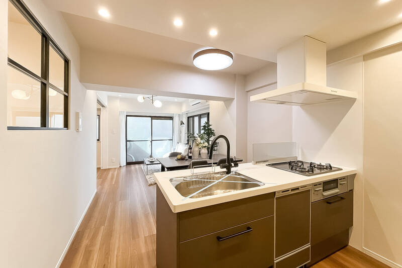 リビングダイニングを眺める、対面式のシステムキッチン。3口コンロタイプで食洗機付きです。