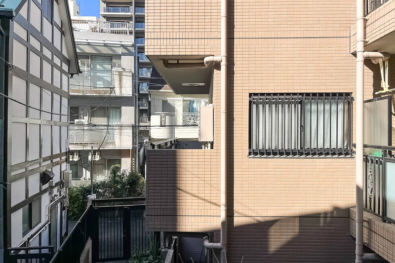 眺望はこんな感じ。正面に見える建物との距離感は、現地でご確認いただきたいポイントです。