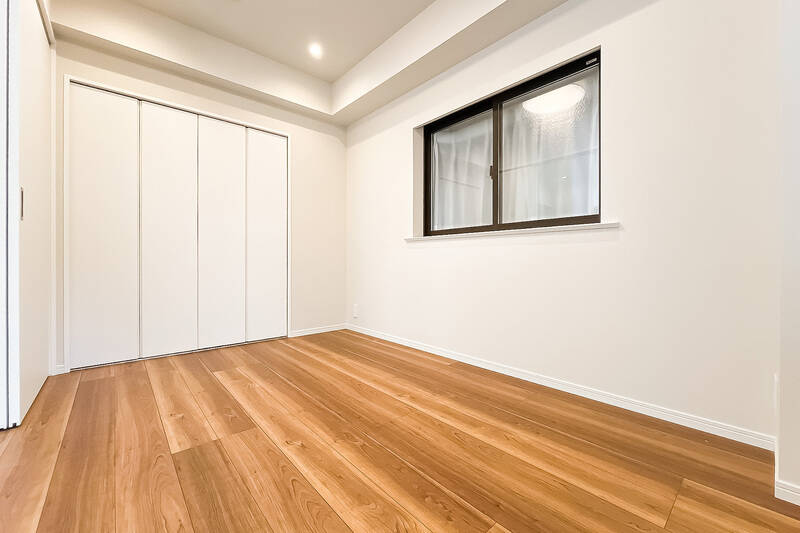 収納として、折れ戸2枚分のクローゼット付き。