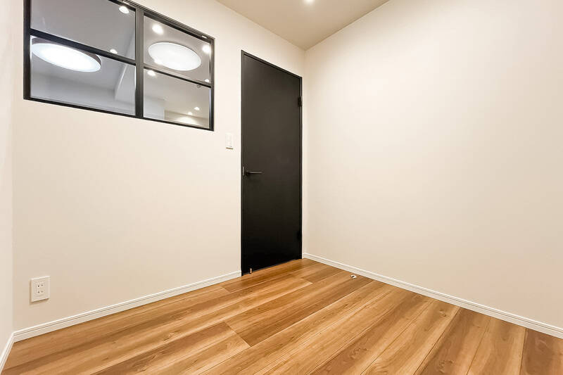 洋室ＢもLDKと隣り合う間取り。室内窓がアクセントになっており、採光を確保しています。