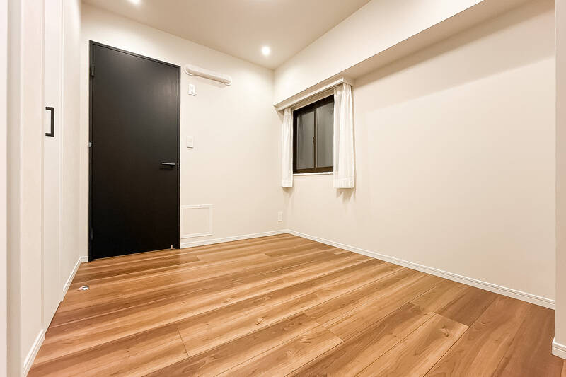 洋室Ｃは、共用廊下に面する北東と南東の二面に窓があります。