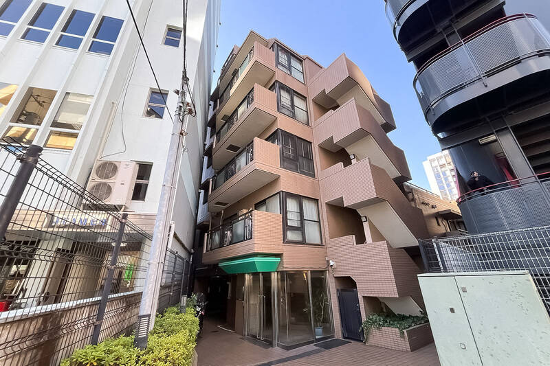 1997年に竣工した、オートロック・宅配ボックス付きのマンション。大通りからは奥まった場所に位置しています。