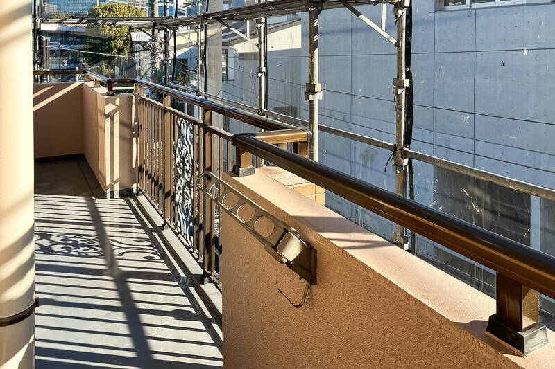 住戸の南東〜北東側を囲む、Ｌ字型のバルコニー。南東側には物干し金具が付いており、日当たりも良好。洗濯物も気持ちよく乾いてくれそうです。