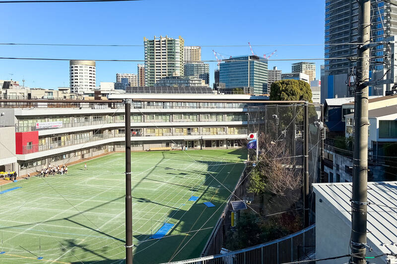 北東側には、道路を挟んで隣接する「芳水小学校」のグラウンドが見えます。 