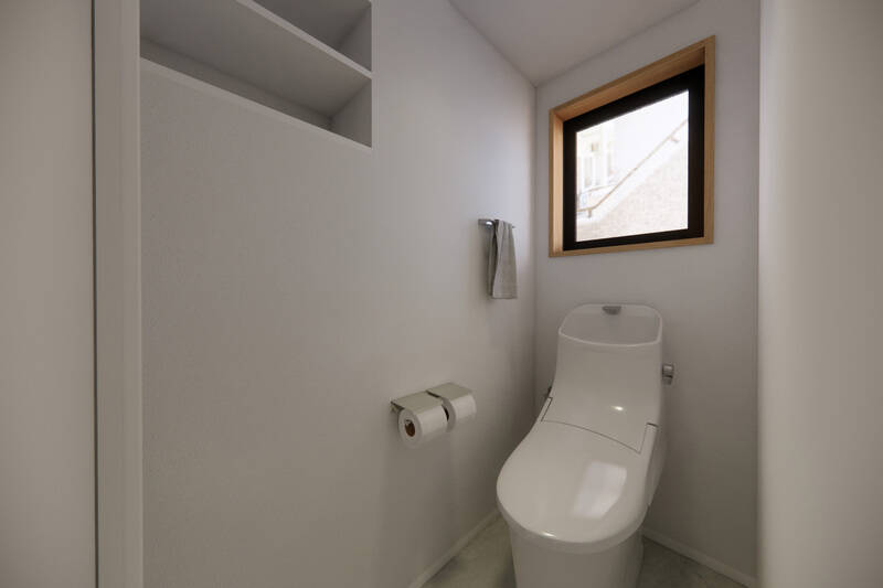 トイレには廊下からアクセスする間取り。窓があり、自然光がやさしく差し込みます。