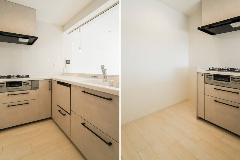 <b><b>左・</b></b>L字型のキッチンは、食洗機付きで収納量が豊富です。／<b><b>右・</b></b>コンロ横には冷蔵庫置き場があり、その正面にはカップボードが置けるスペースも設けられています。家電を置く高さに合わせて、コンセントがふたつ設置されているのもありがたい。