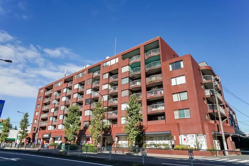 「自由が丘」駅から徒歩17分の場所に位置する、重厚感のあるレンガタイル貼りのマンション。こちらの5階が今回の目的地です。どっしりとした佇まいに思わずうっとり……♡ 1階にはスーパー「西友 深沢目黒通り店」があるので、買い物もラクラク。