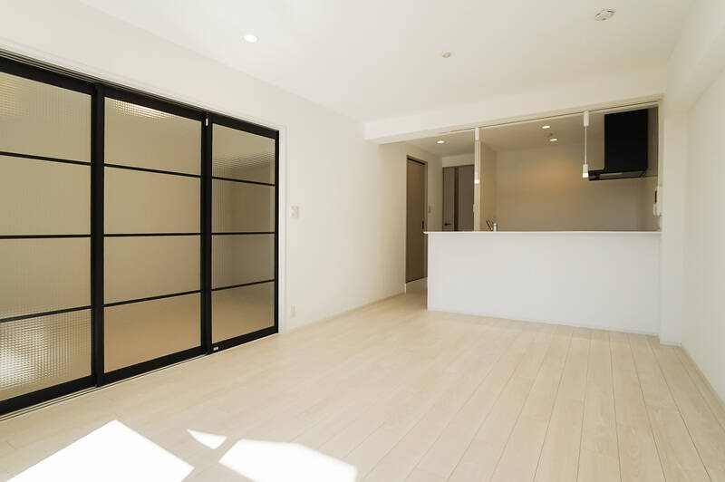 反対側はこちら。型ガラス入り引き戸の先は洋室Bになっており……