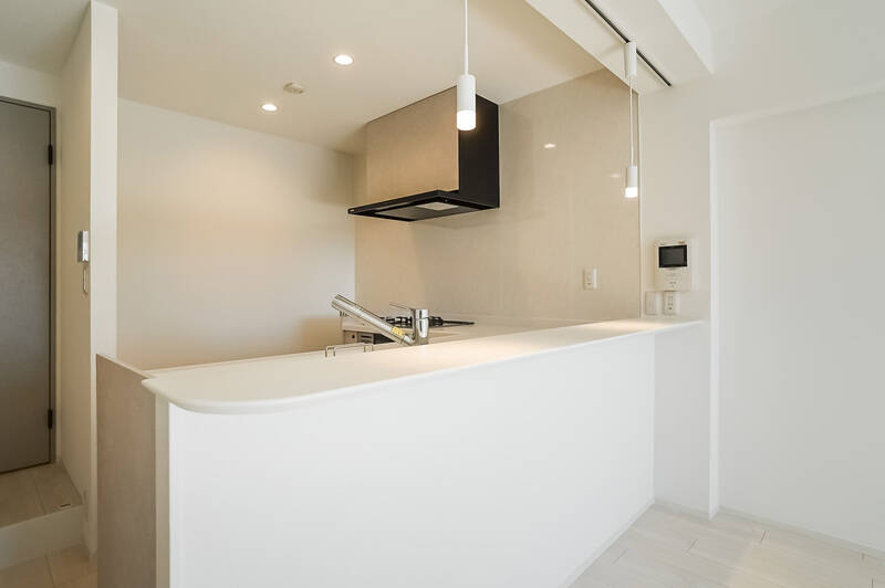 キッチンの腰壁にはワイドカウンターが備わっています。ハイスツールに座ってグラスを片手に持てば、気分はまるでバー。飲み直しはここで決まりですね。