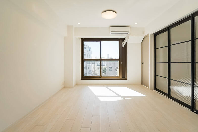 こちらはキッチンからの眺め。対面キッチンは家族とのコミュニケーションが取りやすいところも魅力的ですね。そしてバルコニーの先まで視界が抜けていて気持ちいい！