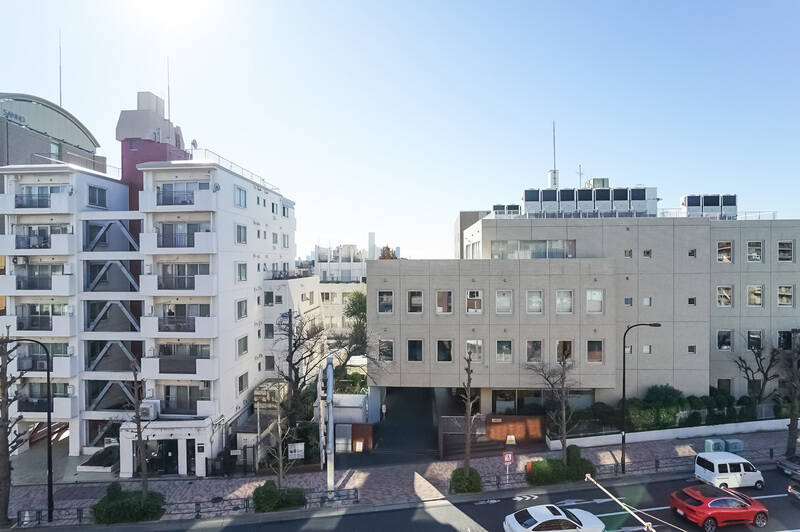 眺めはこんな感じ。大通り沿いということもあり、屋外は賑やかな印象です。