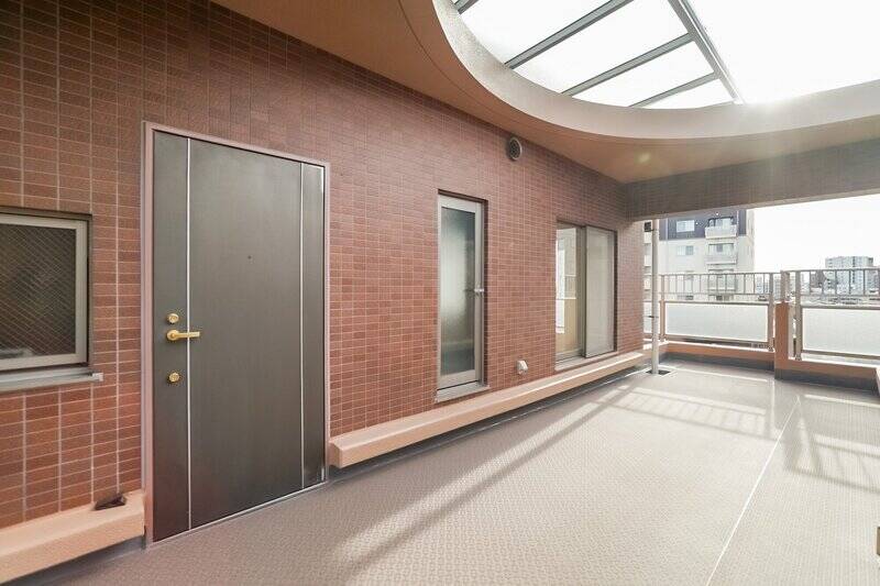 玄関前には、約20㎡の大きなアプローチコートが。弧を描く吹き抜けの屋根が、玄関前をドラマチックに演出します。