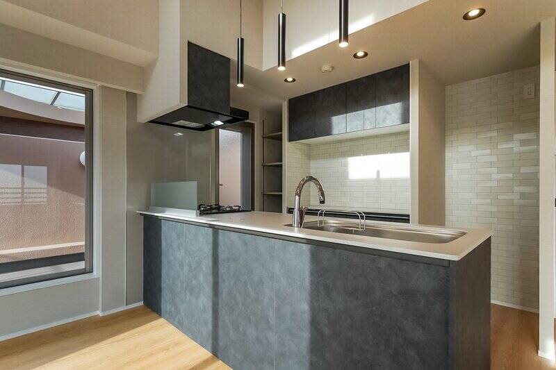 キッチン背面には、上下に収納を備えたカップボードとオープン収納があります。