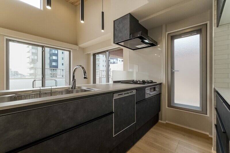 キッチンは、3口ガスコンロ・食洗機を完備。光をたっぷり感じられる、気持ちのいいキッチンスペースです。