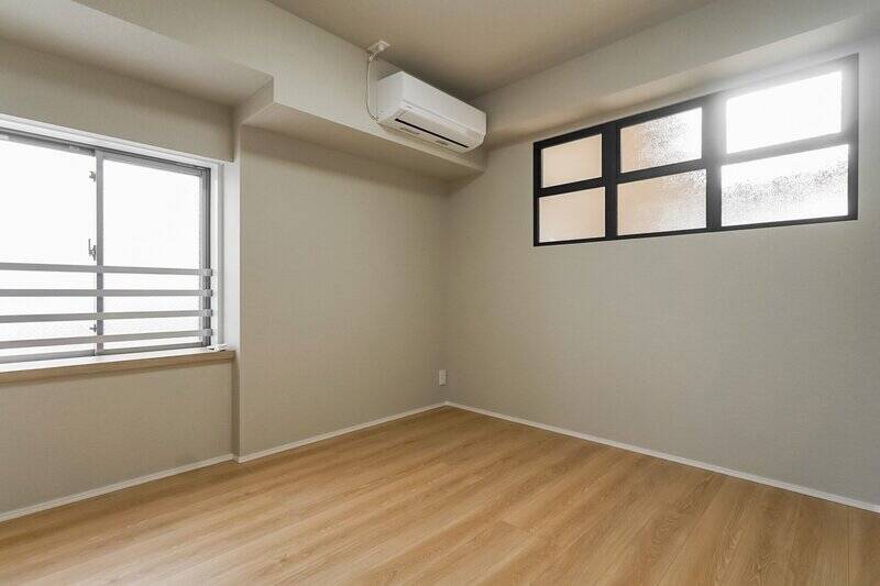 南東向きの窓と室内窓から届く光が、空間いっぱいに広がります。