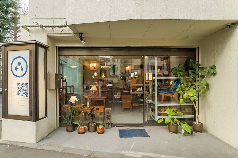 ヴィンテージ家具を扱う「FURUICHI」。職人の手仕事を感じるアイテムや、心くすぐるデザインのインテリアが揃っていますよ。眺めているだけで、暮らしのアイディアが湧いてきそう。（徒歩4分）