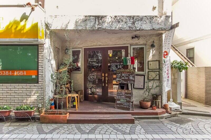 石窯で焼かれたモチモチピザがいただける「Pizzeria Enoteca Crafto （ピッツェリアエノテカクラフト）」は、味のみならず店内の雰囲気もよく人気のお店です。（徒歩15分）