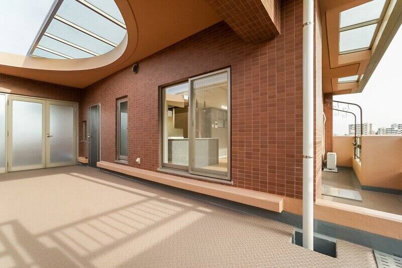 アプローチコートへは、LDKの北西向きの窓と、キッチンからもアクセス可能です。