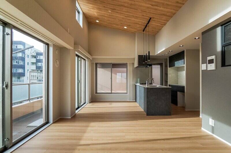 見上げるほどの高い天井。約16帖のLDKは三面採光で、外へも上にも視線がすーっと抜けていくような、清々しい開放感が魅力です。