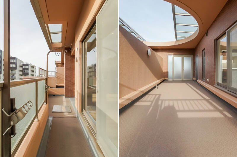 <b>左・</b>バルコニーを進むと……／<b>右・</b>アプローチコートに到着！ やっぱり、吹き抜けの屋根が気持ちいい！