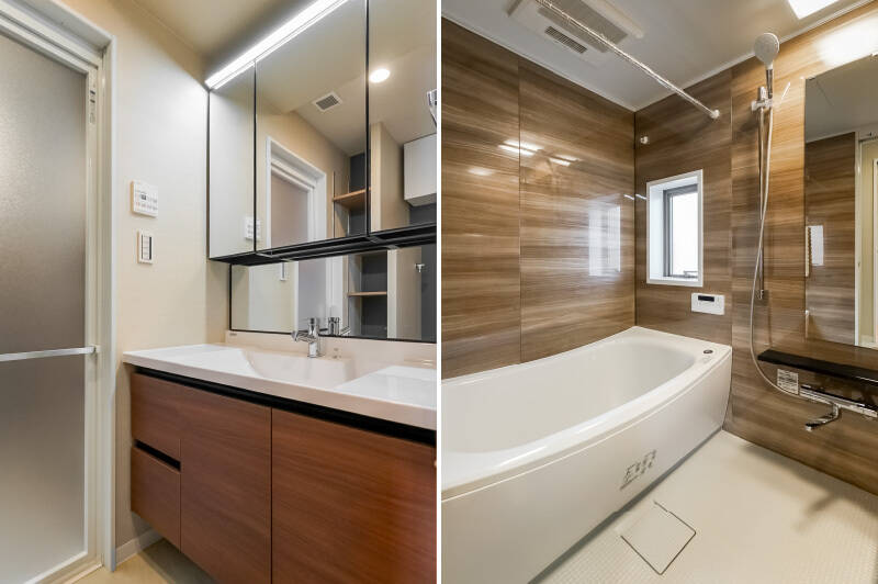 <b>左・</b>内装の雰囲気に合ったウッドテイストの洗面台。背面には、洗濯機置き場とタオル類の収納にぴったりなオープン棚が設置されています。／<b>右・</b>1418サイズのユニットバス。窓付きです。