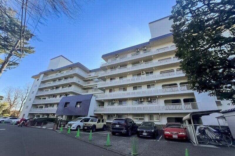 東急東横線の「白楽」駅から坂道を歩くこと6分。1969年築、全70戸のレトロヴィンテージなマンションに到着です!