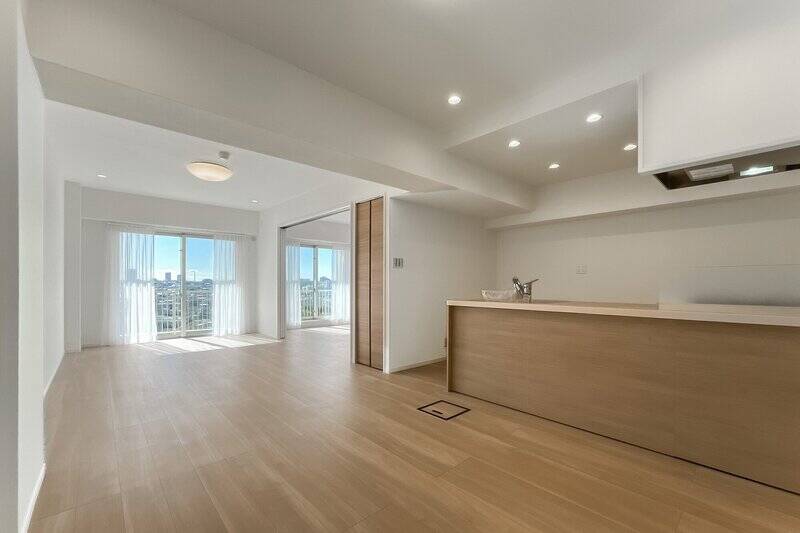 縦に長い、約19.6帖のLDK。南向きで日当たりポカポカです!