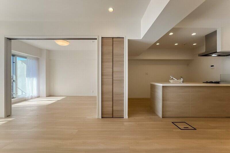 洋室Aの引き戸は上吊りなので、床面にレールがなくスッキリした印象。違和感なくひとつの空間として使えそうです。