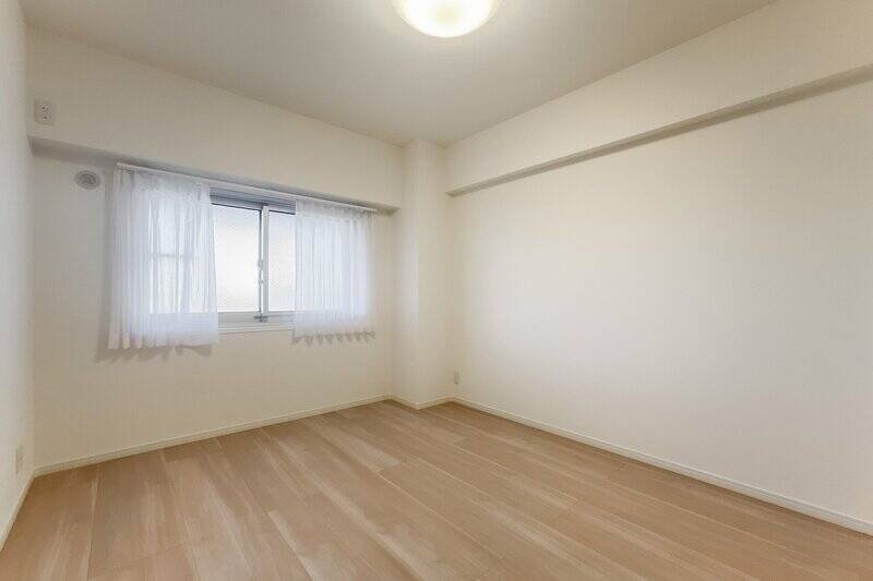 共用廊下に面しているため、窓には曇りガラスが使われています。