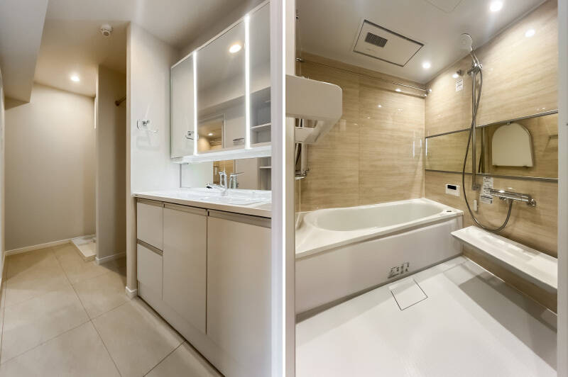 <b>左・</b>洗面台と洗濯機置き場の間にはポール付きの収納が。洗濯物をハンガーで仮置きできて便利そう! 洗面台の背面にも可動式の収納棚が設置されています。/<b>右・</b>1317サイズのユニットバス。追い焚き機能、浴室乾燥機付き。浴室扉はやや低め(160cmで頭が当たりそうな高さ)なので、現地でご確認くださいね。