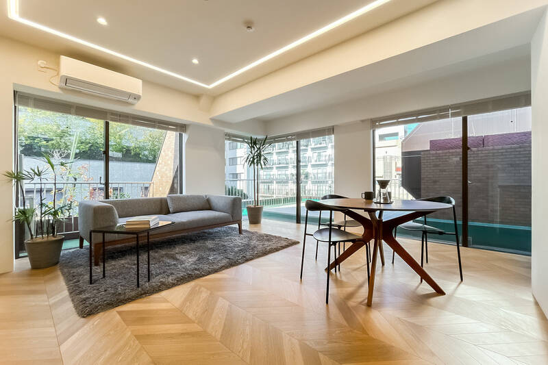 大きな掃き出し窓がL字に並ぶ、迫力満点のリビングダイニング(LD)。コーナーサッシが開放感増幅にひと役買っています。