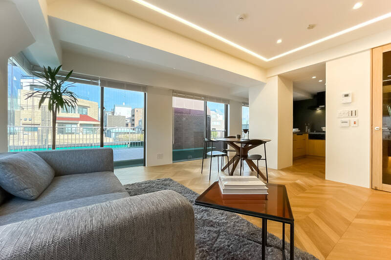 北側は奥までサッシが並んでいますね。LDには床暖房が敷かれていますよ。