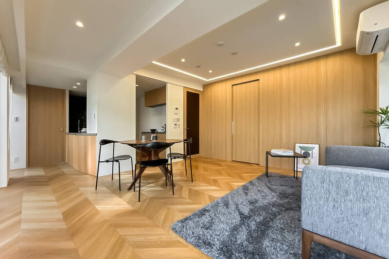 板張りの壁面やライン型の照明など、モダンな上品さが漂う内装です。