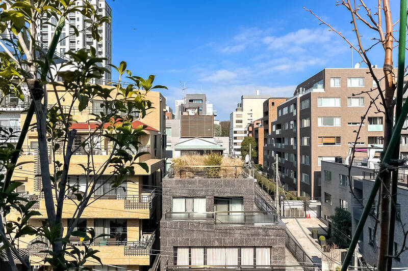 こちらの掃き出し窓からも先ほどのルーフバルコニーに出られます。目の前はちょうど抜けがあってうれしいですね。