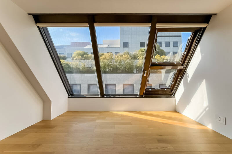 インパクト大な斜め窓。ここの下にベッドを置けば、星空観察だってできるかもしれません。