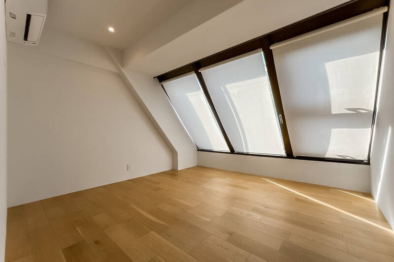 これだけ窓が大きいと西日が心配になりますが、ロールカーテンが取り付けられているので閉めればOK。