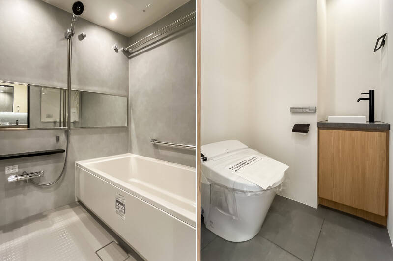 <b>左・</b>グレートーンの浴室乾燥機付きユニットバスは、1418サイズです。/<b>右・</b>手洗いボウル付きのトイレ。