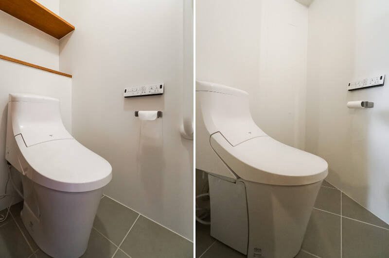 <b>左・</b>こちらは洗面室前のトイレです。背面に物を置ける棚もあります。／<b>右・</b>もうひとつは玄関入ってすぐにあるトイレ。急いでる時や使用が重なった時にも便利ですね。