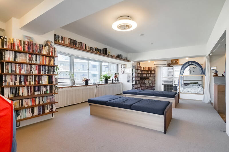 家具の配置に迷ってしまうほどの広さですが、何をどう置いてもしっかり受け止めてくれる懐の深さがあります。左右にずらりと造作の本棚が並ぶ空間でも、圧迫感はまったく感じられません。