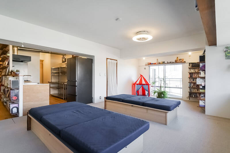 キッチンはリビングダイニング（LD）にゆるやかに隣接しており、家族の気配や会話を感じながら料理ができる距離感です。