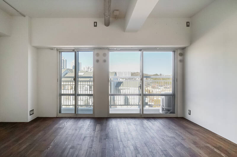 北側に面した居室ですが、窓面が大きく明るい印象。眺望も良いため開放感があります。すべての窓が二重サッシとなっており、寒さや暑さをやわらげてくれそうです。