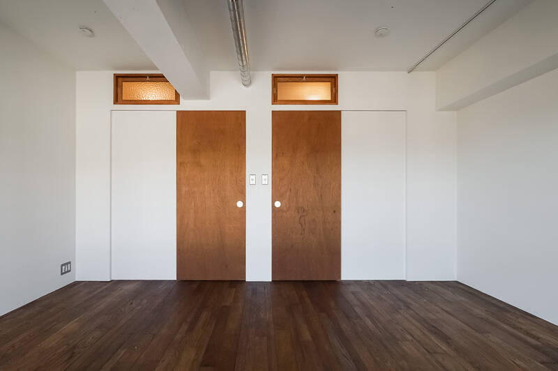 上部に設けられた室内窓や、建具・照明のスイッチなどは、将来的に居室を2つに分けることができるよう、2つ設けられています。