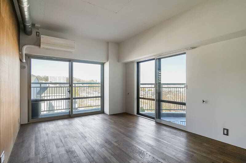 北向きと東向きの二面の窓に面しており、2つのバルコニーへそのままアクセスが可能。居室内からも、見晴らしの良さがしっかりと感じられます！