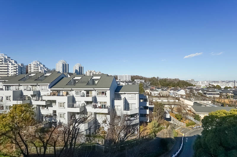 北向きの眺望。写真右手の東側にかけて視界が大きく開けており、丘の上ならではの眺望をしっかりと体感できます。