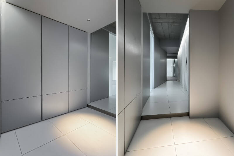 玄関ドアを開けると一面グレーの世界が広がります。下足入れは床から天井まで届くトールタイプ。大判のタイルが敷かれた躯体現し天井の廊下を進みましょう。